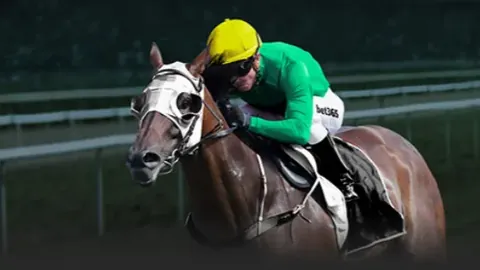 维尼修斯雕像亮相瓦伦法雅节，球迷戏谑“沙滩金球奖”挑衅